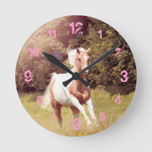 Horloge Ronde Palomino Paint Cheval galoppillé sur une prairie
