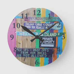 Horloge Ronde Panneau coloré Welcome Island Carribean