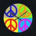 Horloge Ronde Panneau de paix Art pop quatre couleurs<br><div class="desc">Symboles populaires et historiques - Symbole des signes de paix Digital Pop Art Work</div>