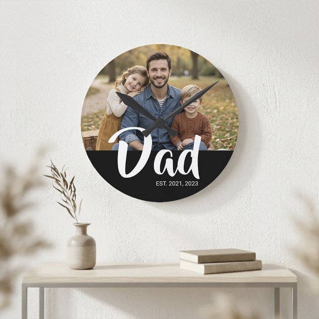 Horloge Ronde Papa a établi une photo de script blanc moderne (Dad Established Modern White Script Photo Round Clock)