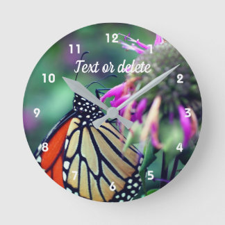 Horloge Ronde Papillon Monarque Sur Fleur Personnalisé