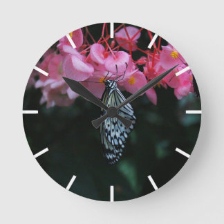 Horloge Ronde Papillon suspendu aux fleurs