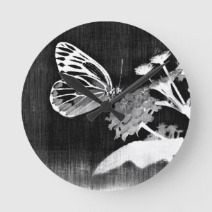 Horloge Ronde Papillon vintage sur fleur - Noir et Blanc 2
