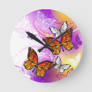 Horloge Ronde Papillons monarques sur fond violet