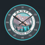 Horloge Ronde Parc national Banff Moraine Lac Vintage<br><div class="desc">Création d'oeuvres vectorielles du parc national Banff. Le parc est le premier parc national du Canada et fait partie des parcs des Rocheuses du Canada,  site du patrimoine mondial de l’UNESCO.</div>