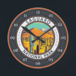 Horloge Ronde Parc National Du Saguaro Cactus Dans L'Insigne Du<br><div class="desc">Conception d'oeuvres vectorielles Saguaro. Le parc porte le nom du grand cactus saguaro,  originaire de son environnement désertique.</div>