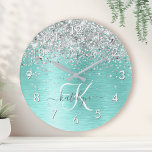 Horloge Ronde Parties scintillant argentée turquoise en métal br<br><div class="desc">Personnalisez facilement ce design tendance et chic 24h/24 avec une jolie parties scintillant brillante argentée sur un arrière - plan métallique brossé turquoise.</div>