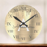 Horloge Ronde Parties scintillant d'or brossé Nom du monogramme<br><div class="desc">Gold Faux Foil Metallic Sparkle Parties scintillant brossé Monogramme en métal Nom et horloge murale de luxe initial. Cela rend le cadeau parfait pour 16 ans,  mariage,  douche nuptiale,  anniversaire,  baby shower ou bachelorette pour quelqu'un qui aime le luxe glam et les styles chic.</div>