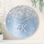 Horloge Ronde Parties scintillant en argent brossé bleu Nom du m<br><div class="desc">Personnalisez facilement ce design tendance et chic 24h/24 avec une jolie parties scintillant brillante en argent sur un arrière - plan métallique brossé bleu.</div>