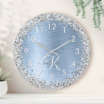 Horloge Ronde Parties scintillant en argent brossé bleu Nom du m<br><div class="desc">Easily personalize this trendy chic wall clock design featuring pretty silver sparkling glitter on a blue brushed metallic background.</div>