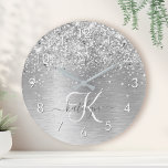 Horloge Ronde Parties scintillant en métal brossé argenté Nom du<br><div class="desc">Personnalisez facilement ce design tendance 24h/24 avec une jolie parties scintillant brillante en argent sur un arrière - plan métallique brossé en argent.</div>