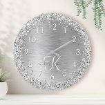 Horloge Ronde Parties scintillant en métal brossé argenté Nom du<br><div class="desc">Personnalisez facilement ce design tendance et chic d'horloge murale avec une jolie parties scintillant brillante en argent sur un arrière - plan métallique brossé en argent.</div>