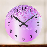 Horloge Ronde Parties scintillant violet Glam Nom du monogramme<br><div class="desc">Purple Faux Foil Métallic Parties scintillant étincelante brossé Métal Monogramme Nom Horloge. Cela rend le cadeau parfait pour 16 ans,  mariage,  douche nuptiale,  anniversaire,  baby shower ou bachelorette pour quelqu'un qui aime le luxe glam et les styles chic.</div>