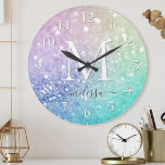 Horloge Ronde Pastel Parties scintillant Bokeh ContexteGlam Eleg<br><div class="desc">Personnalisez facilement cet élégant motif de parties scintillant bokeh coloré avec votre nom et/ou monogramme personnalisés.</div>