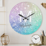 Horloge Ronde Pastel Parties scintillant Bokeh ContexteGlam Eleg<br><div class="desc">Personnalisez facilement cet élégant motif de parties scintillant bokeh coloré avec votre nom et/ou monogramme personnalisés.</div>
