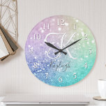 Horloge Ronde Pastel Parties scintillant Bokeh ContexteGlam Eleg<br><div class="desc">Personnalisez facilement cet élégant motif de parties scintillant bokeh coloré avec votre nom et/ou monogramme personnalisés.</div>