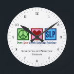 Horloge Ronde Pathologie du langage vocal Paix Amour SLP Personn<br><div class="desc">Peace Love SLP. J'adore la orthophonie. Une horloge murale du bureau d'un pathologiste de la langue de la parole. Peace Love Speech Language Pathology.</div>