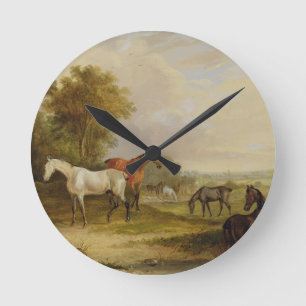 Horloge Ronde Pâturage de chevaux : Un étalon gris frôlant av
