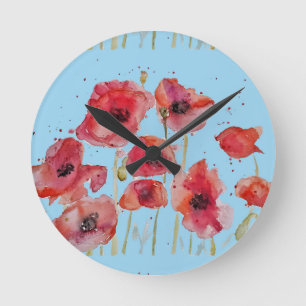 Horloge Ronde Pavot rouge sur des Poppies d'aquarelle bleu