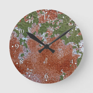 Horloge Ronde Peinture verte qui s'écaille sur du métal rouillé