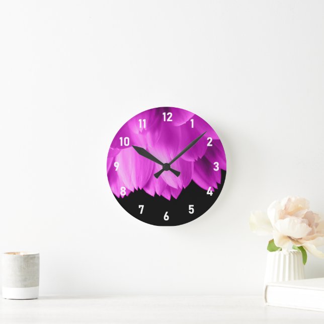 Horloge Ronde Pétales de fleurs roses chaudes sur noir (Maison)