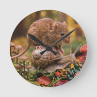 Petite Souris Chevauchant un Escargot dans la Forê