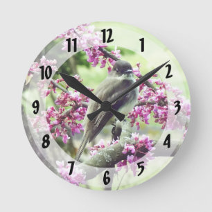 Horloge Ronde Phoebe dans un arbre à Redbud