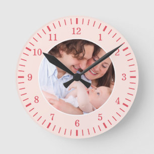 Horloge Ronde Photo de famille personnalisé Rose & Rouge Classiq