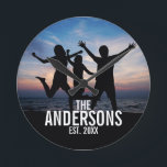 Horloge Ronde Photo de famille personnalisée avec nom de famille<br><div class="desc">Cadeau photo de famille personnalisé, décoré avec nom de famille et établi année en blanc moderne sans serif style police, parfait avec photo carré. Cool pour afficher la photo de famille. Parfait aussi comme cadeau de vacances, cadeau de ménage, cadeau de réunion de famille et cadeau pour toutes les occasions...</div>