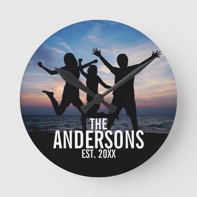 Horloge Ronde Photo de famille personnalisée avec nom de famille (Recto)