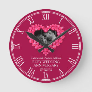 Horloge Ronde Photo de l'anniversaire de mariage rubis cœur pers