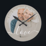 Horloge Ronde Photo et texte personnalisés<br><div class="desc">Faites une horloge photo personnalisée murale de Ricaso - ajoutez votre propre photo et votre texte - cadeaux photo de conservation - Notre amour a résisté à l'épreuve du temps - idéal cadeau d'anniversaire</div>