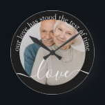 Horloge Ronde Photo et texte personnalisés<br><div class="desc">Faites une horloge photo personnalisée murale de Ricaso - ajoutez votre propre photo et votre texte - cadeaux photo de conservation - Notre amour a résisté à l'épreuve du temps - idéal cadeau d'anniversaire</div>