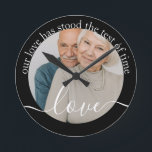 Horloge Ronde Photo et texte personnalisés<br><div class="desc">Faites une horloge photo personnalisée murale de Ricaso - ajoutez votre propre photo et votre texte - cadeaux photo de conservation - Notre amour a résisté à l'épreuve du temps - idéal cadeau d'anniversaire</div>