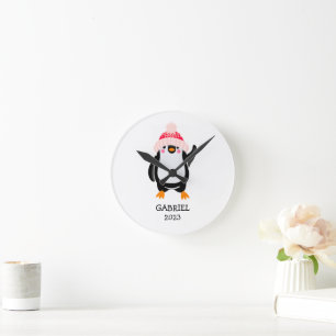 Horloge Ronde Pingouin de Noël mignon personnalisé en Casquette 