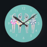 Horloge Ronde Piscine Artistique vintage Piscine Anneau<br><div class="desc">Illustration cool moderne de nageuses artistiques synchronisées avec bagues de billard aux couleurs rétro. Baigneurs de Saint-Tropez. Les nageurs artistiques offrent un design cadeau dans des couleurs pastel. cadeau d'équipe de natation cool. cadeaux d'équipe de natation synchronisée, cadeau d'entraîneur d'équipe de natation synchronisée. Les nageuses artistiques les filles équipe cadeaux...</div>