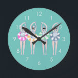 Horloge Ronde Piscine Artistique vintage Piscine Anneau<br><div class="desc">Illustration cool moderne de nageuses artistiques synchronisées avec bagues de billard aux couleurs rétro. Baigneurs de Saint-Tropez. Les nageurs artistiques offrent un design cadeau dans des couleurs pastel. cadeau d'équipe de natation cool. cadeaux d'équipe de natation synchronisée, cadeau d'entraîneur d'équipe de natation synchronisée. Les nageuses artistiques les filles équipe cadeaux...</div>