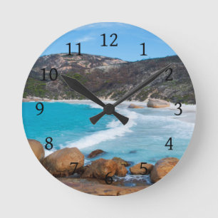 Horloge Ronde Plage blanche immaculée et océan bleu