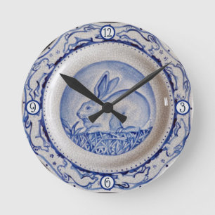 Horloge Ronde Plate de lapin bleu et blanc Crackle Dedham