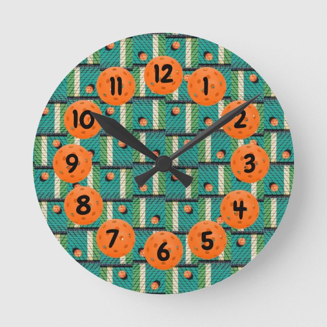 Horloge Ronde Playing Pickleball 'Til the Streetlights Come On R (Recto)