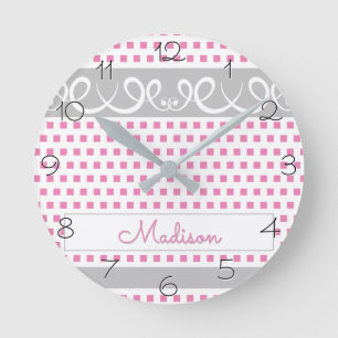 Horloge Ronde Points roses girly avec des tourbillons et nom