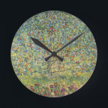 Horloge Ronde Pommier par Gustav Klimt, Art Nouveau Vintage<br><div class="desc">Apple Tree (1912) de Gustav Klimt est une peinture d'art vintage de l'époque victorienne Symbolisme. Une scène nature avec un pommier dans un verger sur une ferme aux fruits mûrs et aux fleurs de pommes. Le jardin fleuri est fleuri et fleuri. À propos de l'artiste : Gustav Klimt (1862-1918) était...</div>