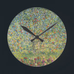 Horloge Ronde Pommier par Gustav Klimt, Art Nouveau Vintage<br><div class="desc">Apple Tree (1912) de Gustav Klimt est une peinture d'art vintage de l'époque victorienne Symbolisme. Une scène nature avec un pommier dans un verger sur une ferme aux fruits mûrs et aux fleurs de pommes. Le jardin fleuri est fleuri et fleuri. À propos de l'artiste : Gustav Klimt (1862-1918) était...</div>