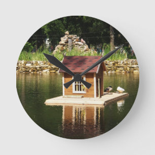 Horloge Ronde Pond  with bird house