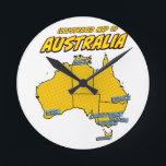 Horloge Ronde Pop Art Illustrated Australia<br><div class="desc">Cette carte illustrée de l'Australie est rendue dans un style pop art vibrant. La carte est délimitée en noir et remplie d'une couleur jaune vif, sur fond bleu avec un motif pointillé. Les principales villes d'Australie sont étiquetées dans des boîtes bleues</div>