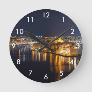 Horloge Ronde Port de Malte illuminé la nuit