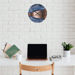 Horloge Ronde Porte bleu marbre rose or logo d'entreprise<br><div class="desc">Une agate en or bleu foncé et rose,  gravure en pierre de marbre comme arrière - plan Personnalisez et ajoutez votre logo d'entreprise. Nombre d'or.</div>