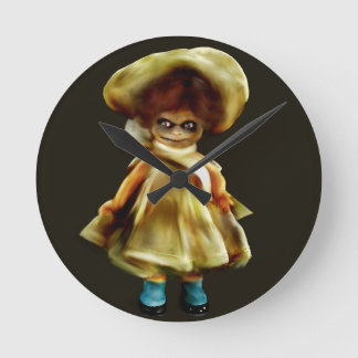Horloge Ronde POUPÉE DORA MALÉFIQUE, produit de poupée hantée ar