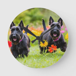 Horloge Ronde Prêter des Terriers écossais dans l'herbe et les f