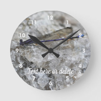 Horloge Ronde Purple Damselfly Personnalisé